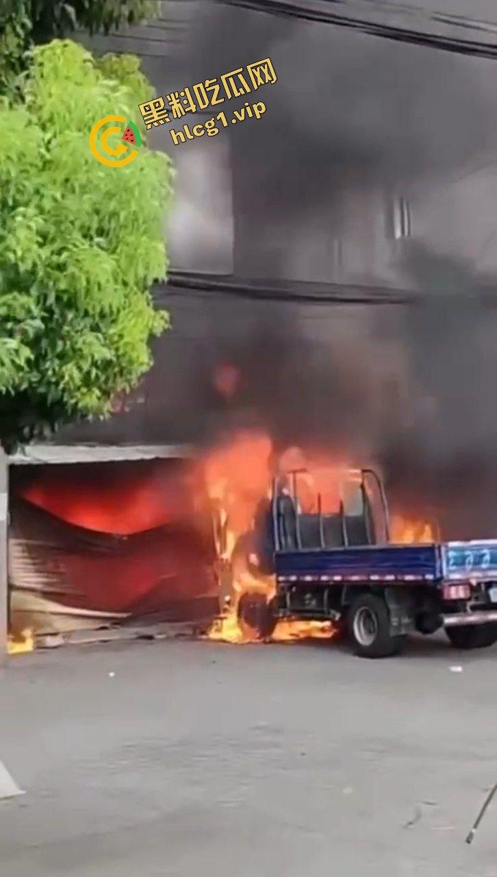 燃烧殆尽!宁波海曙一装潢材料市场 突发大火!火海涌现!-8