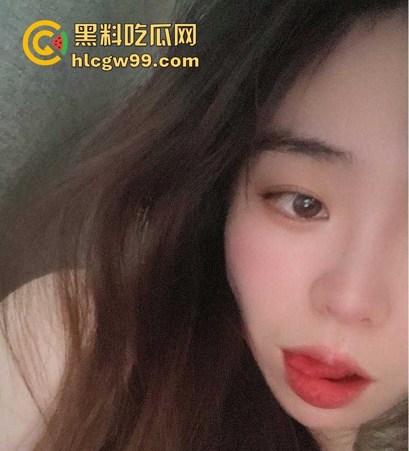 广州大学广告设计的22岁反差学妹【安雯婧】露出私拍福利流出,小穴高清特写,多少舔狗心里的梦中女神!-2