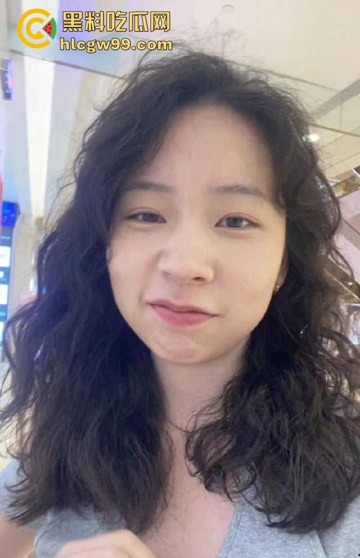 广州大学广告设计的22岁反差学妹【安雯婧】露出私拍福利流出,小穴高清特写,多少舔狗心里的梦中女神!-3