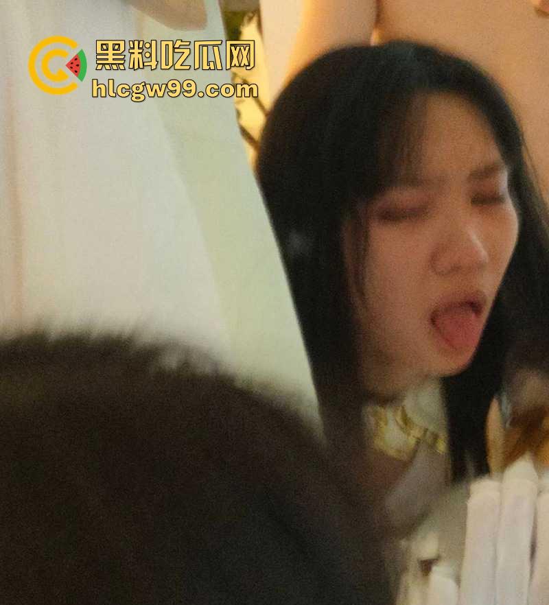 广州大学广告设计的22岁反差学妹【安雯婧】露出私拍福利流出,小穴高清特写,多少舔狗心里的梦中女神!-8