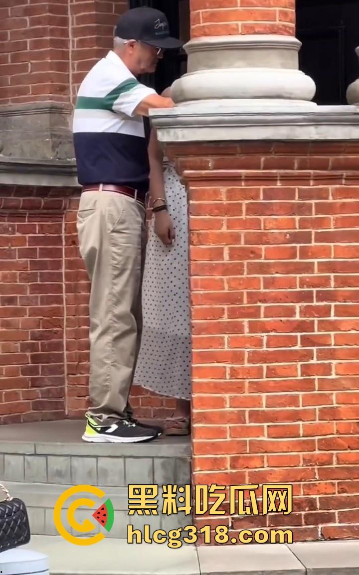 上海外滩避雷这位老头摄影师,经常以指导女游客拍摄动作为由,疑似趁机揩油,真是老色心不死呀!-2