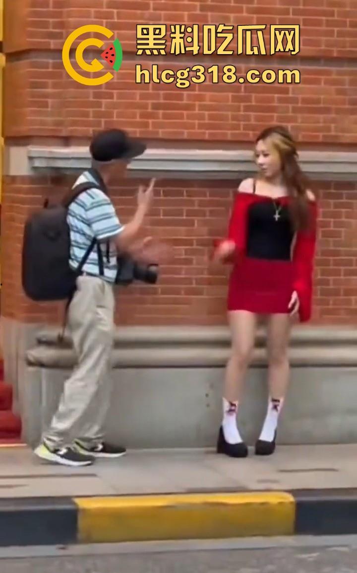 上海外滩避雷这位老头摄影师,经常以指导女游客拍摄动作为由,疑似趁机揩油,真是老色心不死呀!-3