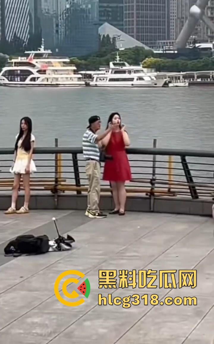上海外滩避雷这位老头摄影师,经常以指导女游客拍摄动作为由,疑似趁机揩油,真是老色心不死呀!-4