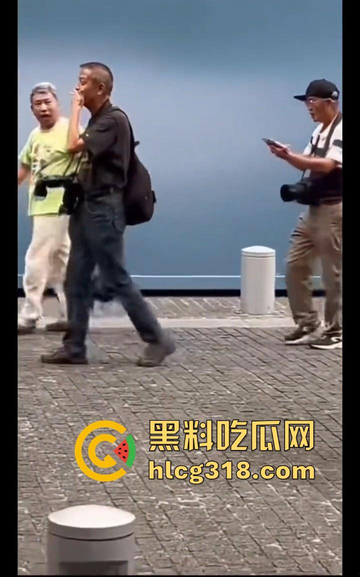 上海外滩避雷这位老头摄影师,经常以指导女游客拍摄动作为由,疑似趁机揩油,真是老色心不死呀!-6