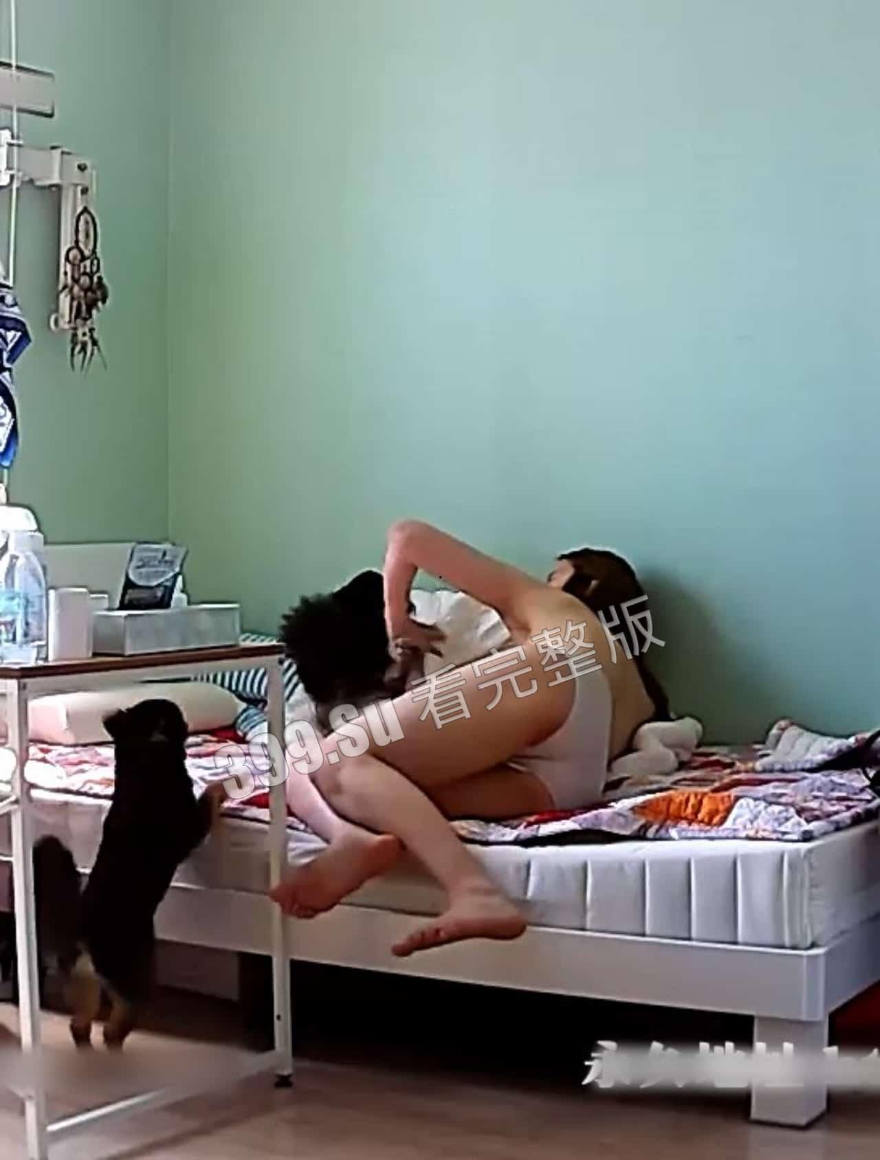 家庭摄像头偷拍 奶子挺拔漂亮 独居妹子的生活状态-3