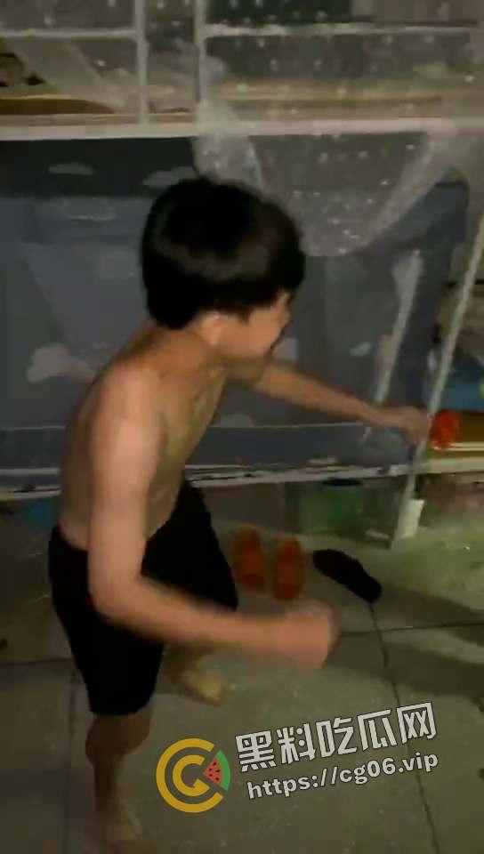 揭阳华美实验中学校园暴力事件!晚上叫醒智力有问题的同学暴打 越起哄打的越厉害 天生小贱种-4