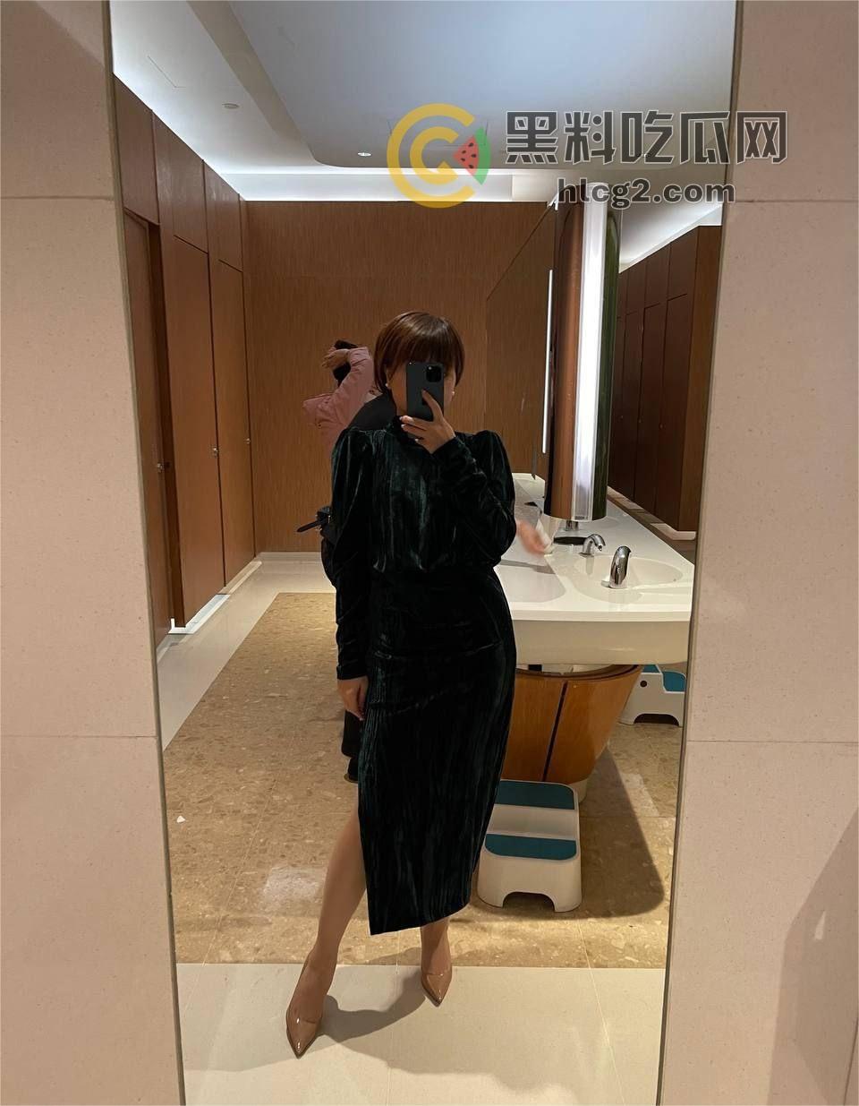 上海短发气质美女“百合”露出引爆热议,各种场合放骚道具喷水!-2