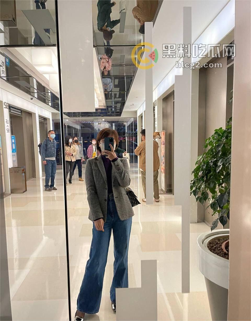 上海短发气质美女“百合”露出引爆热议,各种场合放骚道具喷水!-4