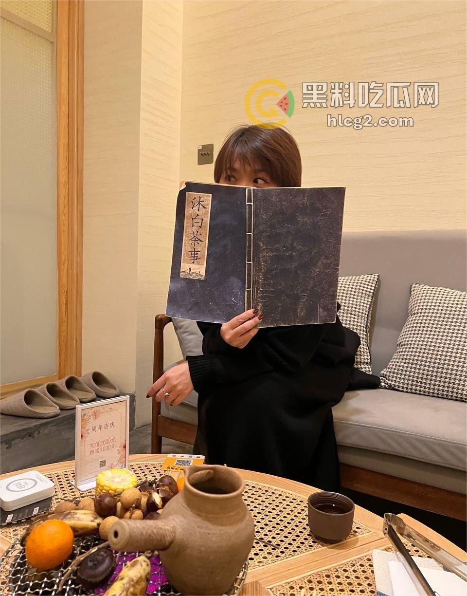 上海短发气质美女“百合”露出引爆热议,各种场合放骚道具喷水!-5