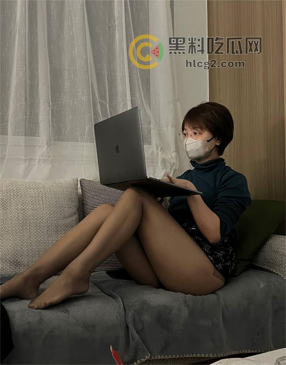 上海短发气质美女“百合”露出引爆热议,各种场合放骚道具喷水!-6