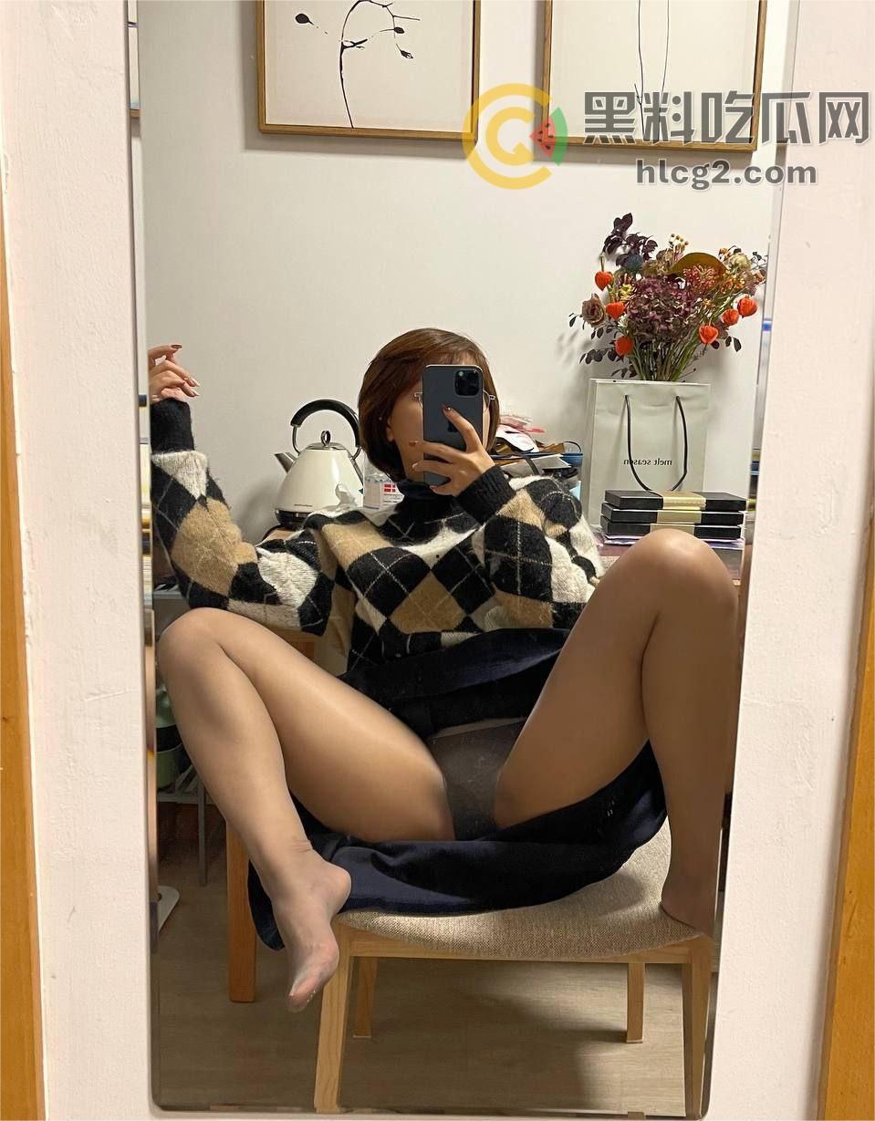 上海短发气质美女“百合”露出引爆热议,各种场合放骚道具喷水!-9