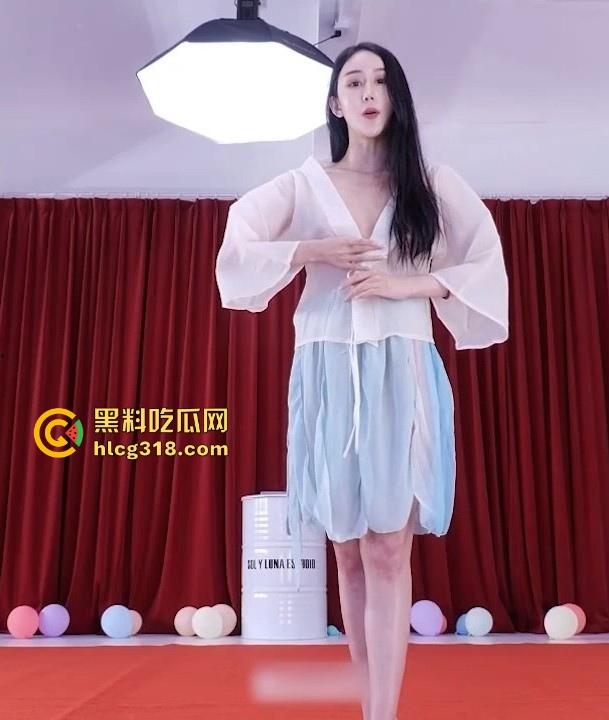 杭州气质舞蹈老师【杨唯唯】金主定制表演全裸唱戏,现场脱衣骚姿尽显,让人目不专睛!-3