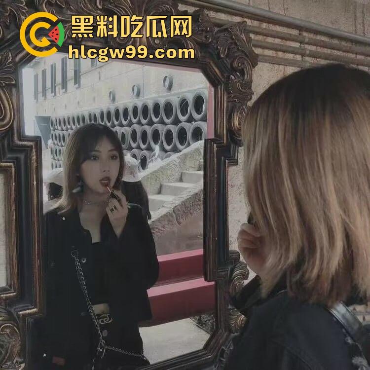 江西短发骚货【佘茜冉】为50万彩礼穿渔网袜情趣制服跪镜子前给男友口爆，500块操一次不香吗？-3