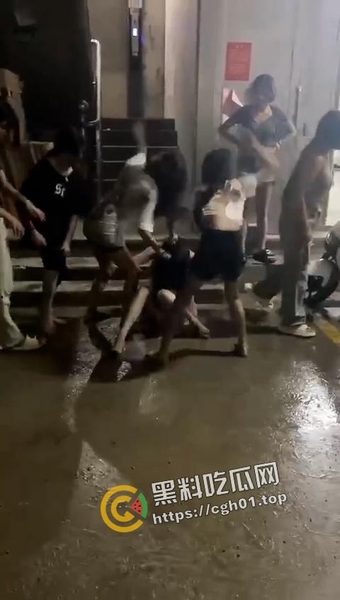 普宁精神小妹大战现场 扯头发 扇脸 朝着逼飞踢 场面堪比复仇者联盟-2