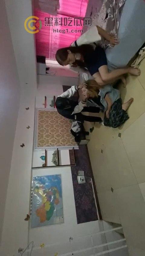 出租屋惊现霸凌事件!精神小伙小妹操控女孩,出租屋成霸凌舞台!-6