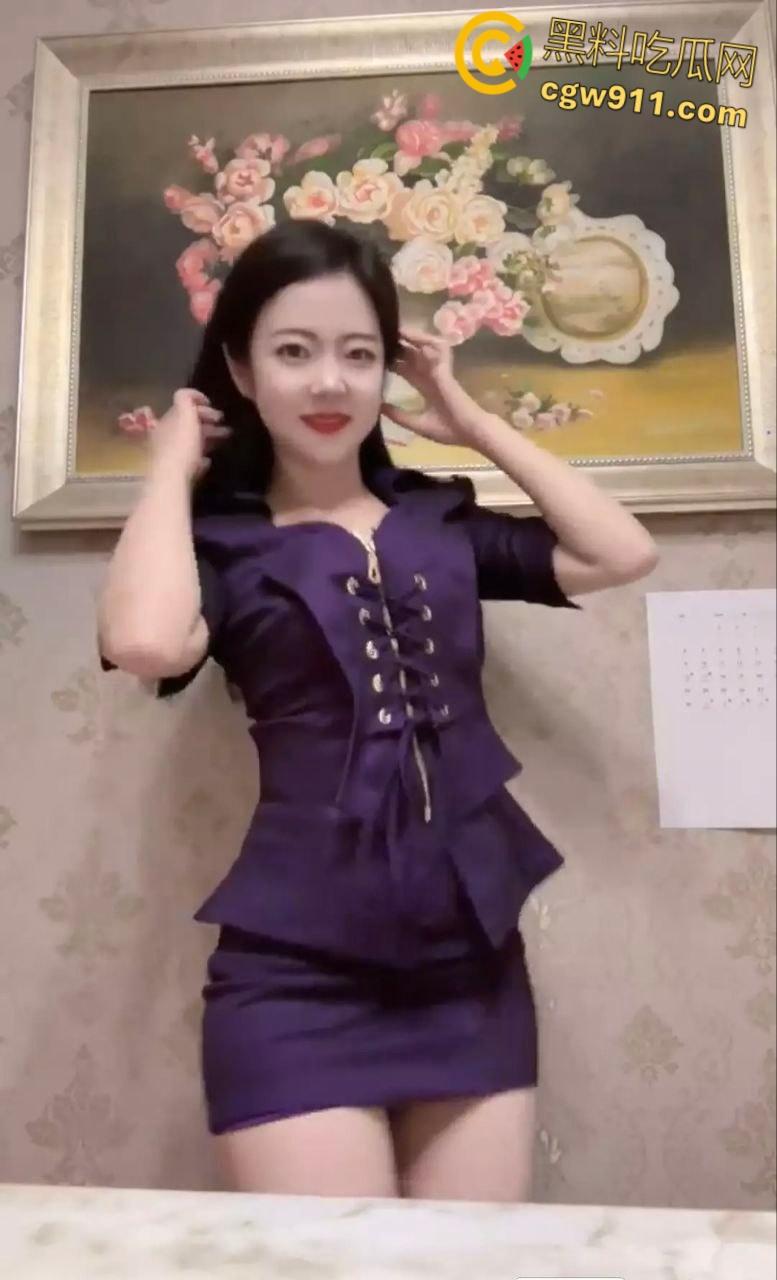 抖音35w粉丝网红【邱教授】,金主定制视频泄露,穿着各种情趣制服性感骚舞,还与金主1v1裸聊 !-2