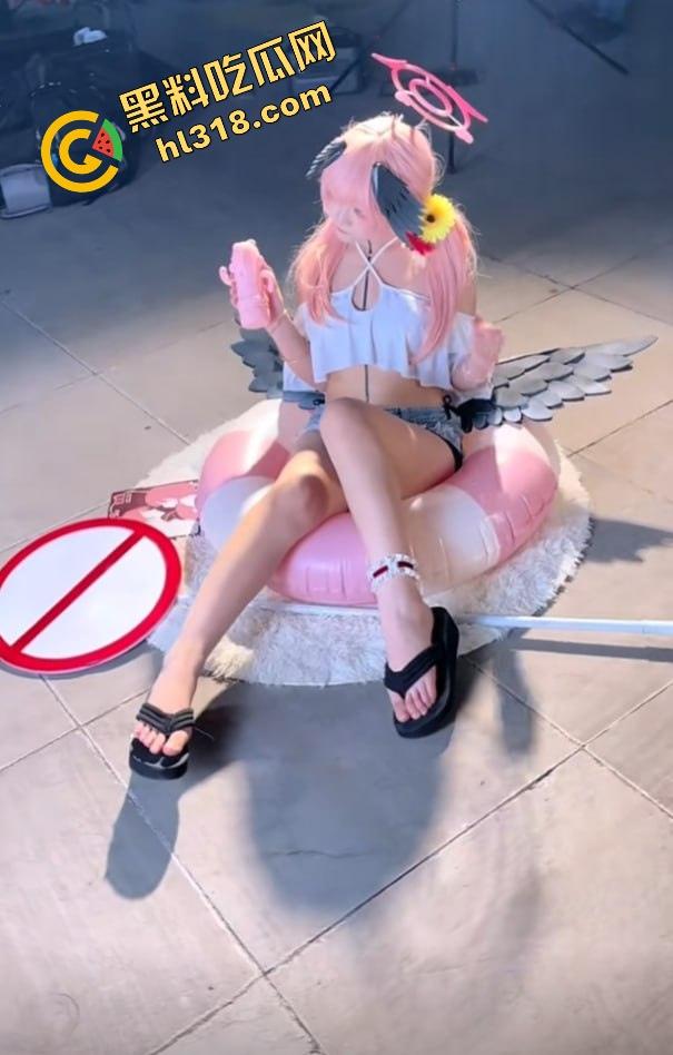 coser比比谁骚,成都夜场漫展集体裆走光,连体丝袜裹逼,内裤全外穿,宅男手机拍到爆存储!-5