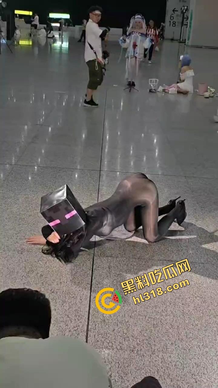 coser比比谁骚,成都夜场漫展集体裆走光,连体丝袜裹逼,内裤全外穿,宅男手机拍到爆存储!-10