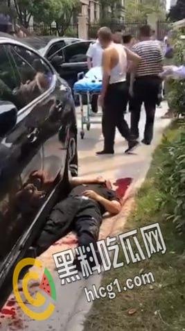 江苏省靖江市突发刑事案件,疑似争抢车位,白衣男子直接抽出随身携带的刀捅死黑衣男子-4