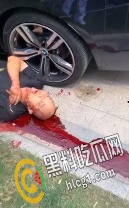 江苏省靖江市突发刑事案件,疑似争抢车位,白衣男子直接抽出随身携带的刀捅死黑衣男子-5