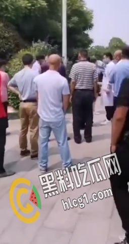 江苏省靖江市突发刑事案件,疑似争抢车位,白衣男子直接抽出随身携带的刀捅死黑衣男子-6