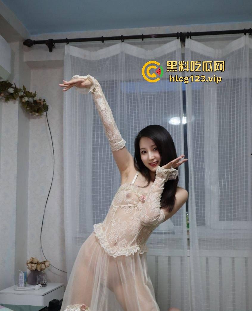 浙江舞蹈系『刘星星』女神情趣内衣骚货,柔韧性满分啪啪姿势随便玩,嗦鸡巴超认真!-2