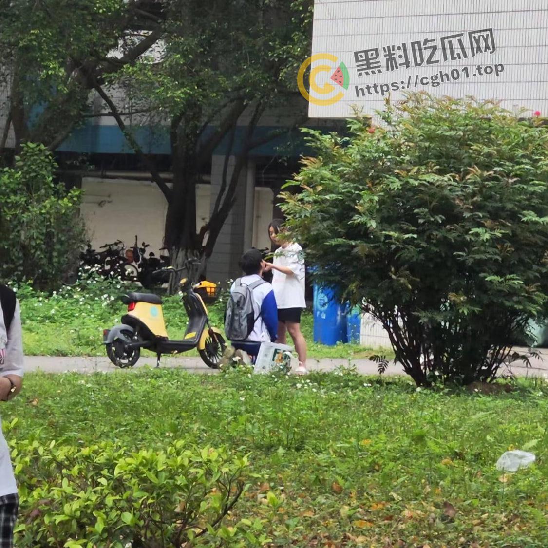 华南农业大学大瓜!高中生小男友跪宿舍楼下求原谅 被大学女友狂扇巴掌 吃瓜现场直达-2