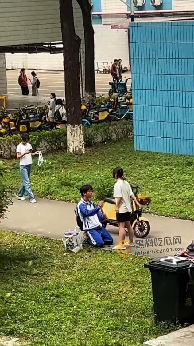华南农业大学大瓜!高中生小男友跪宿舍楼下求原谅 被大学女友狂扇巴掌 吃瓜现场直达-6