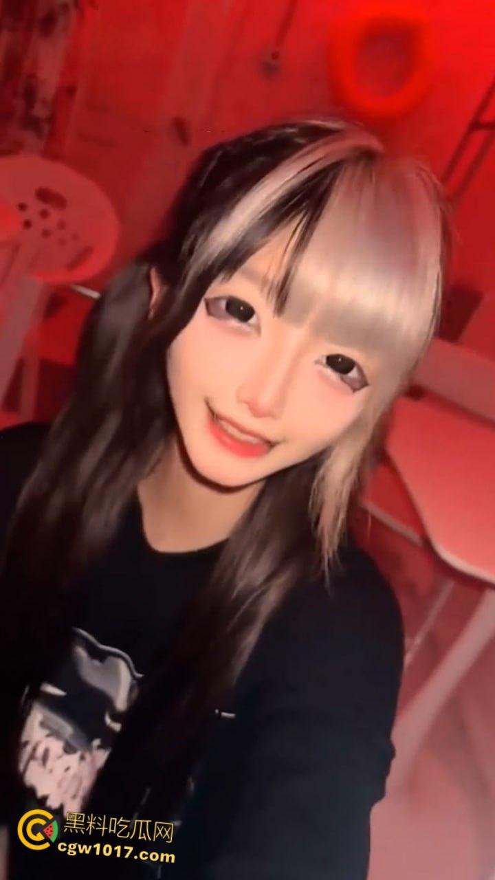 极品萝莉少女【金币崽】,与金主爸爸3P淫趴,清纯少女被调教成专属母狗,SM捆绑滴蜡,多姿势爆操骚浪到爆!-1