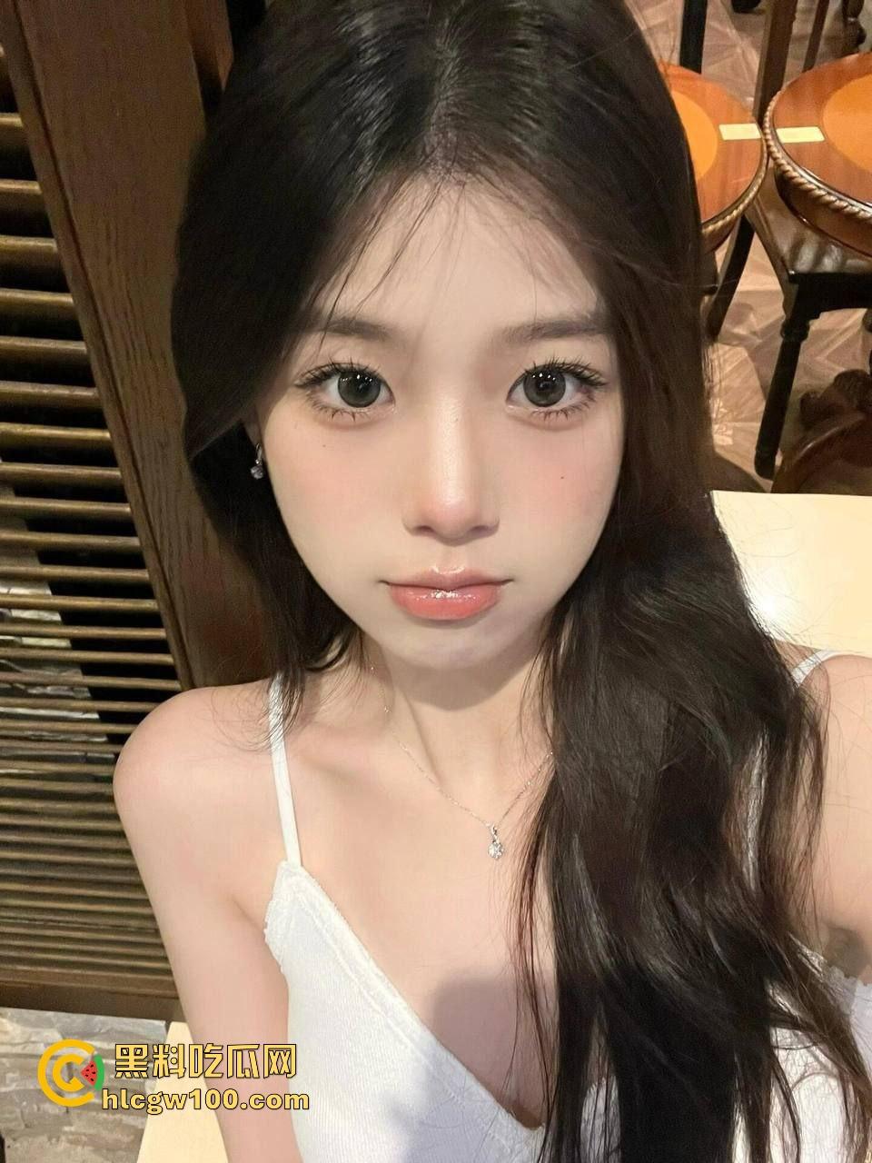 小情侣停车场光着屁股现场造人,野战玩得飞起,邻居拍视频爆出裤子都没脱利索就开干,这也太饥渴了吧!-1