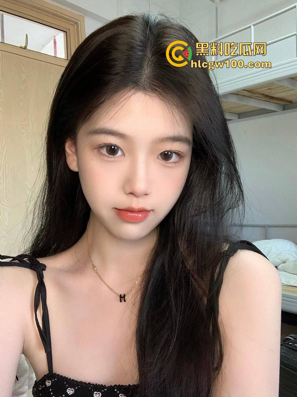 小情侣停车场光着屁股现场造人,野战玩得飞起,邻居拍视频爆出裤子都没脱利索就开干,这也太饥渴了吧!-4