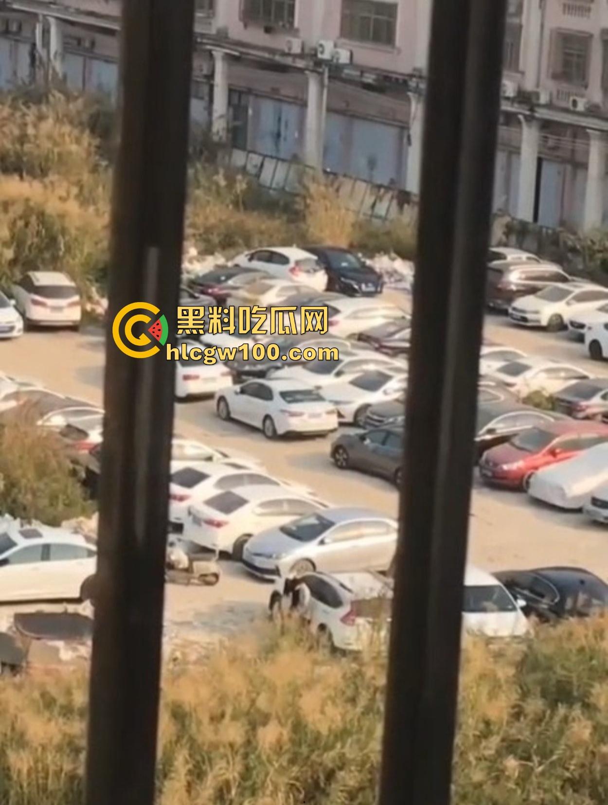 小情侣停车场光着屁股现场造人,野战玩得飞起,邻居拍视频爆出裤子都没脱利索就开干,这也太饥渴了吧!-9