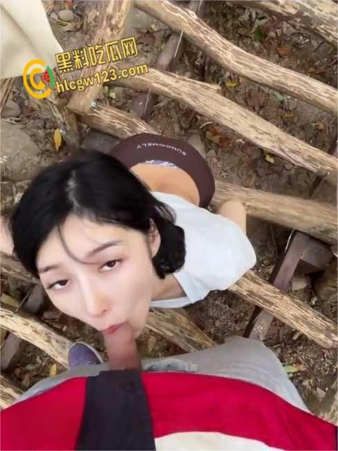 推特登山媛【李娜娜】卖逼方法超出想象,就喜欢落单的登山大哥,露出吃鸡野战!-6