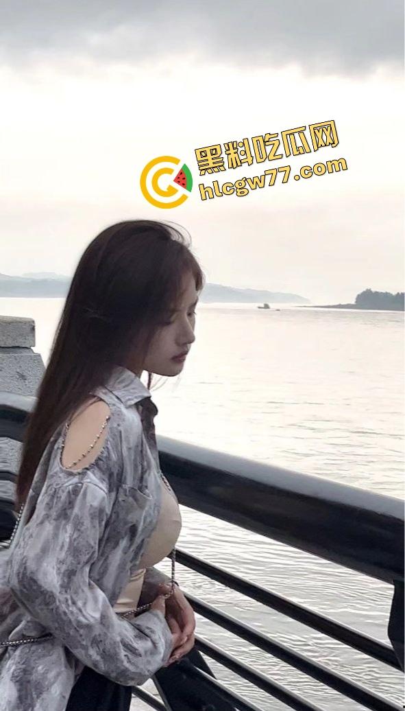 盐城师范学姐『许芷晴』舔棒跪好伺候年上叔叔,三十人轮插打通九道关,高潮喊狗狗想被操!-1