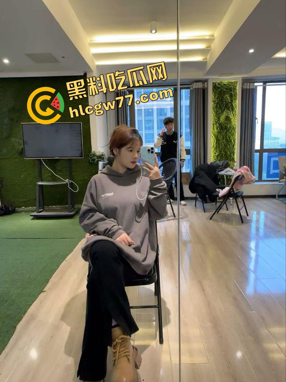 盐城师范学姐『许芷晴』舔棒跪好伺候年上叔叔,三十人轮插打通九道关,高潮喊狗狗想被操!-2