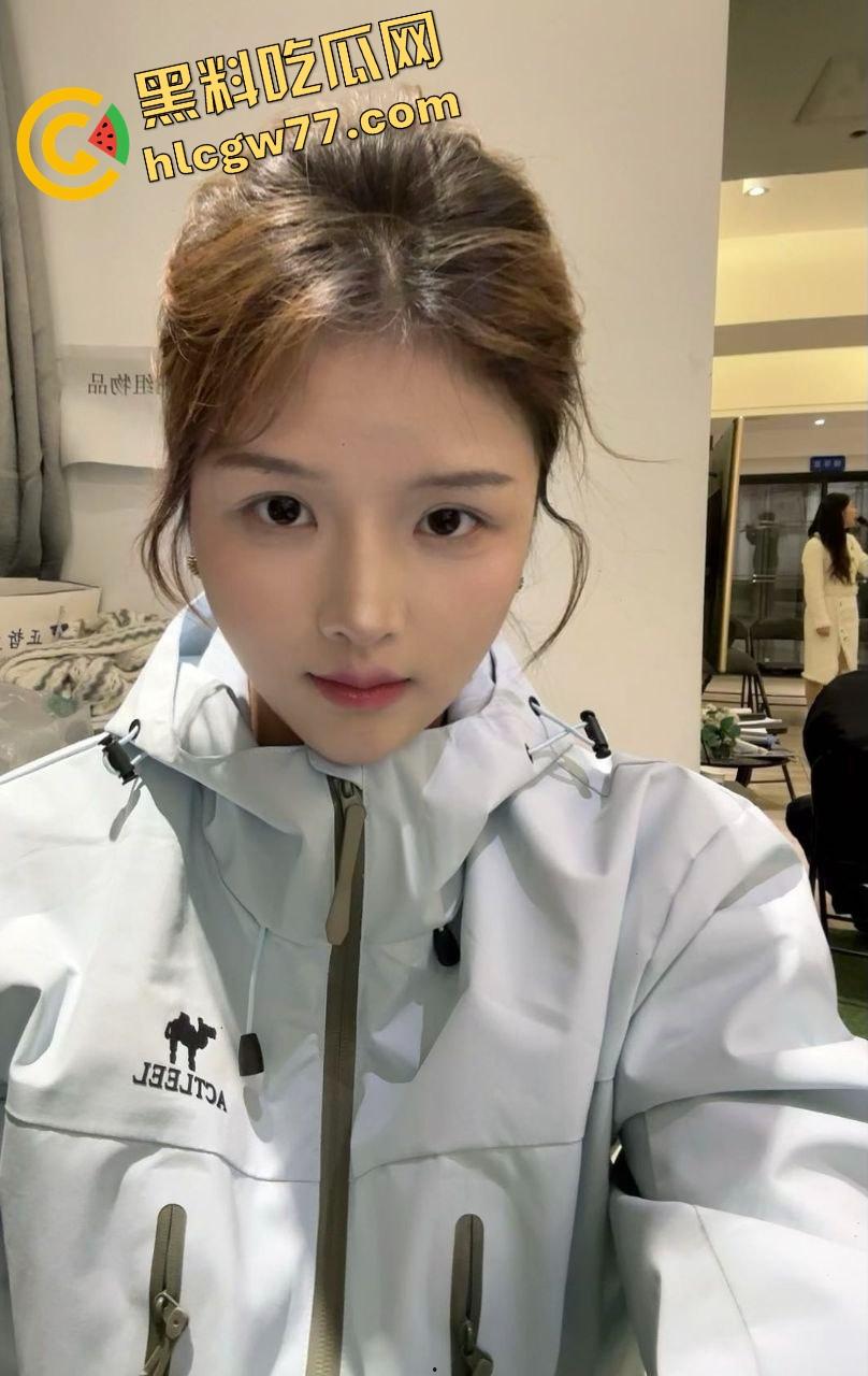 盐城师范学姐『许芷晴』舔棒跪好伺候年上叔叔,三十人轮插打通九道关,高潮喊狗狗想被操!-7