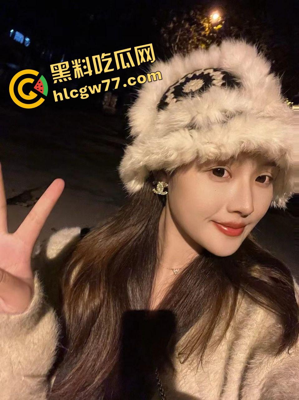 盐城师范学姐『许芷晴』舔棒跪好伺候年上叔叔,三十人轮插打通九道关,高潮喊狗狗想被操!-8