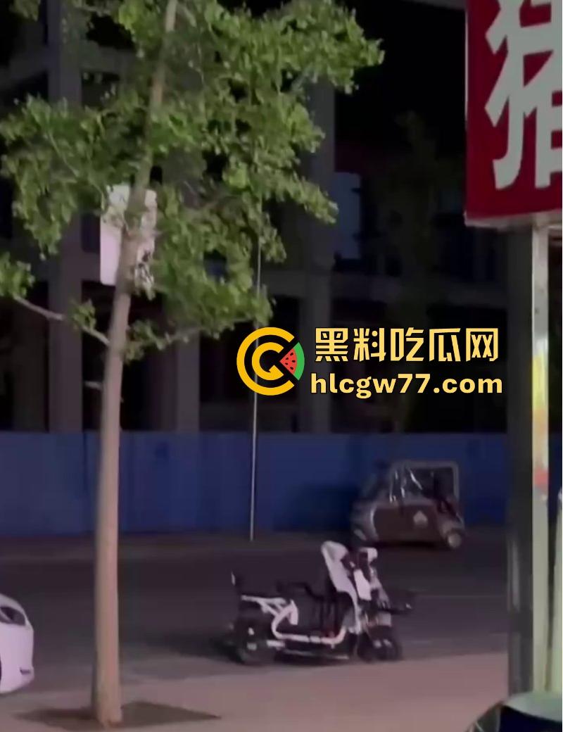 这才是强者从来不抱怨环境 户外三轮车车震偷拍 小情侣激情野战 只要你想哪里都可以震一下!-5