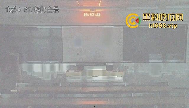 浙江大学情侣教室大战被监控拍下!智慧教室秒变性爱课堂,高材生用最奇葩方式学习!-6