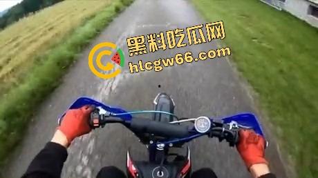 老外人少真不是巧合,不是骑摩托玩火变亡灵骑士,就是160码飙车边超车边看比基尼大胸妹还不忘点赞!-1