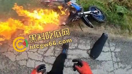 老外人少真不是巧合,不是骑摩托玩火变亡灵骑士,就是160码飙车边超车边看比基尼大胸妹还不忘点赞!-5