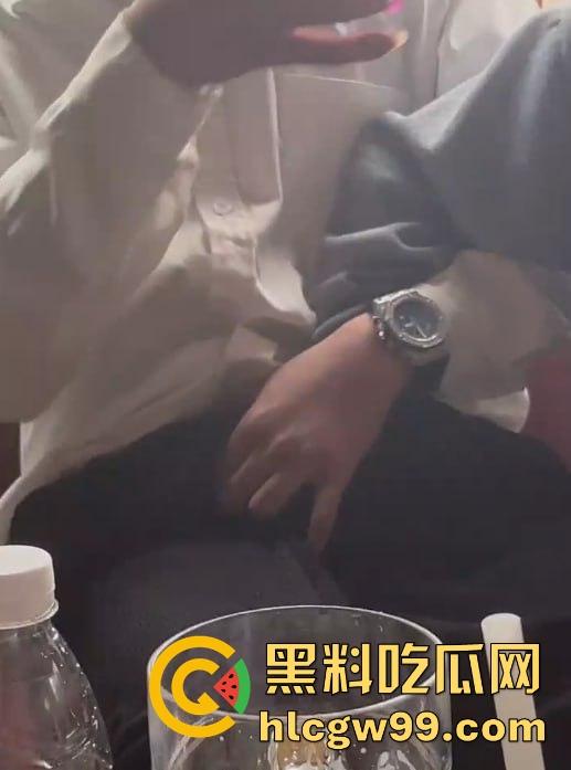 两小仙女在餐桌上抢着摸男人鸡巴,当众掏出鸡巴撸管,正所谓旱的旱死,涝的涝死。-5