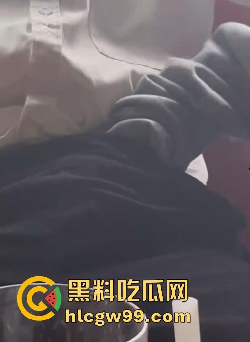 两小仙女在餐桌上抢着摸男人鸡巴,当众掏出鸡巴撸管,正所谓旱的旱死,涝的涝死。-6