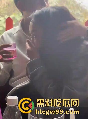 两小仙女在餐桌上抢着摸男人鸡巴,当众掏出鸡巴撸管,正所谓旱的旱死,涝的涝死。-7