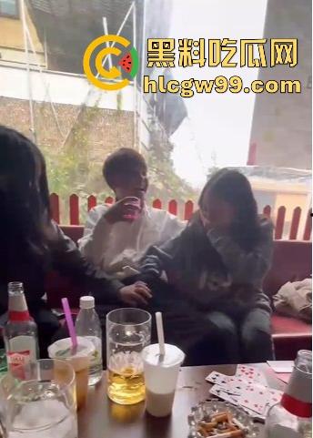 两小仙女在餐桌上抢着摸男人鸡巴,当众掏出鸡巴撸管,正所谓旱的旱死,涝的涝死。-8