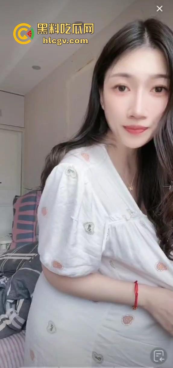 抖音快手走光合集,为流量真空直播成标配?学生妹刚成年就漏奶求粉,社会风气真是越来越离谱!-3