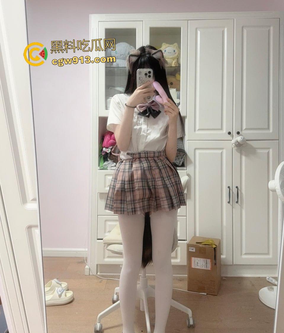 抖音网红【悠哉大王】反差爆表！可爱身材还丰满，撕黑丝露骚逼，这可不是一丁点的反差！-2