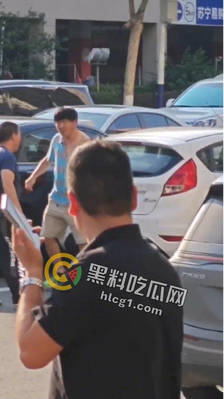 山东青岛马路中央惊现“真人快打”!50岁大爷一拳KO40岁小伙成拳皇-1