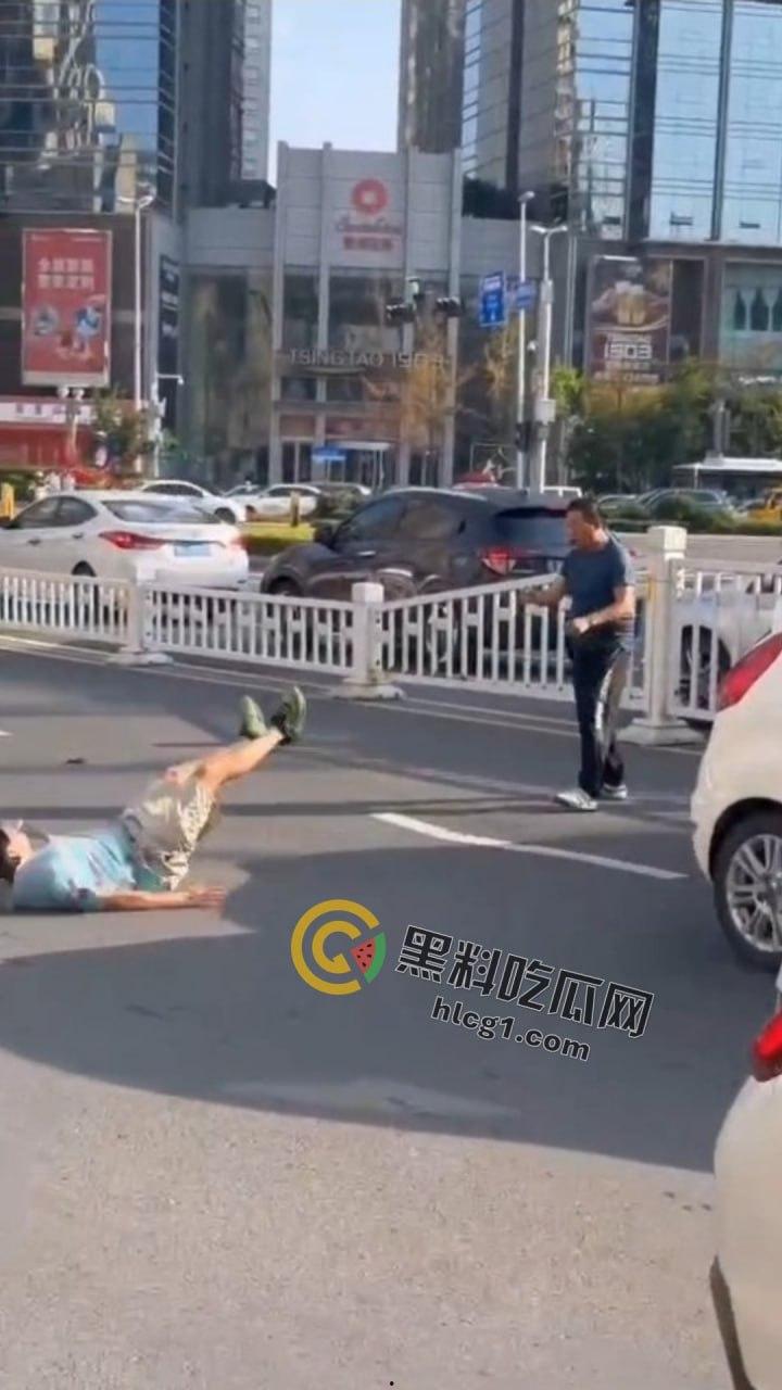 山东青岛马路中央惊现“真人快打”!50岁大爷一拳KO40岁小伙成拳皇-6
