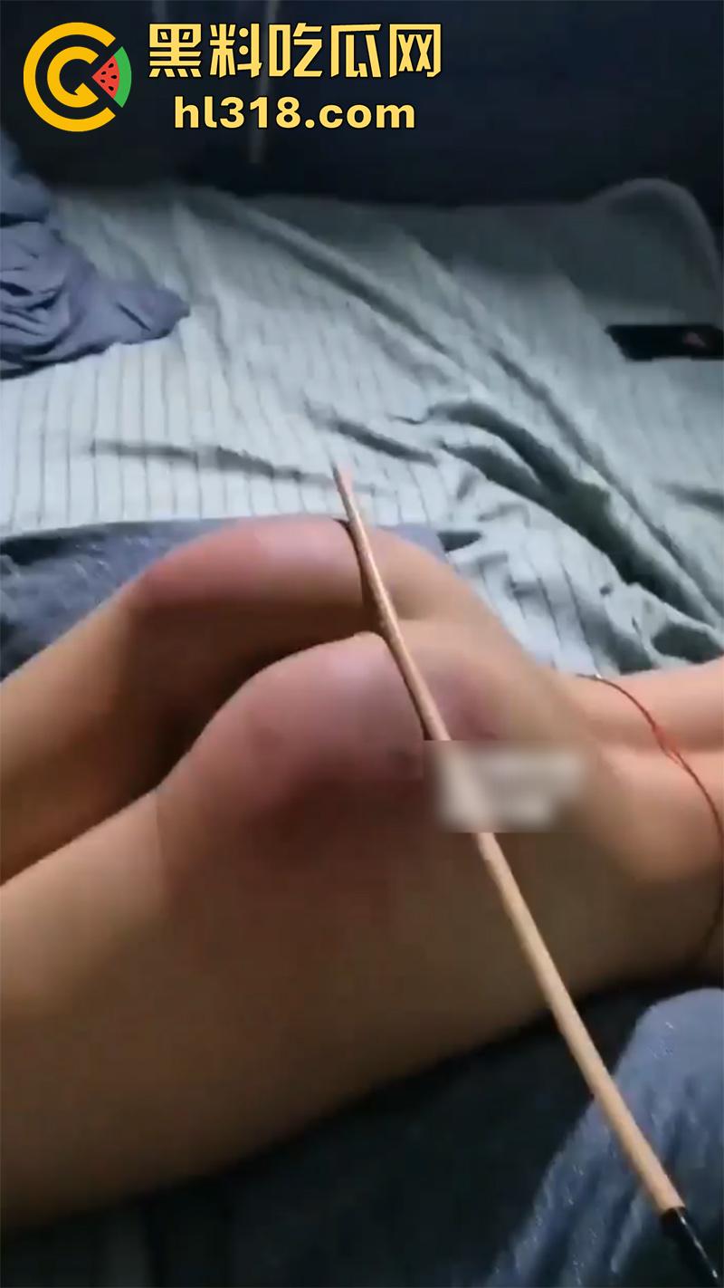 高颜值翘臀母狗,被调教打屁股虐阴合集,自愿当公交车被人轮流操,抽奶扇耳光抽到起飞,淫水都淌拉丝了!-5